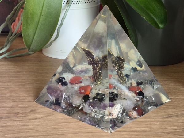 Orgonite pyramide ANGE REIKI
